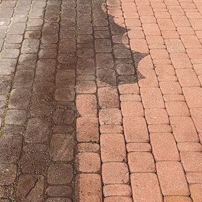 Czerwona kostka - z lewej silnie zabrudzona, a z prawej - wyczyszczona przez firmę Solid Work, wygląda jak nowa