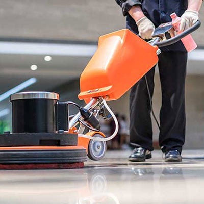 Polerowanie posadzki specjalistyczną maszyną przez pracownika firmy Solid Work