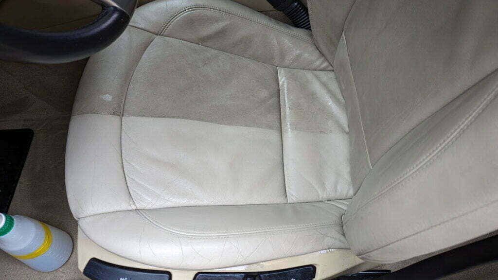 Skórzany biały fotel samochodowy - w części na górze zdjęcia silnie zabrudzony - a oczyszczony i odnowiony w dolnej części