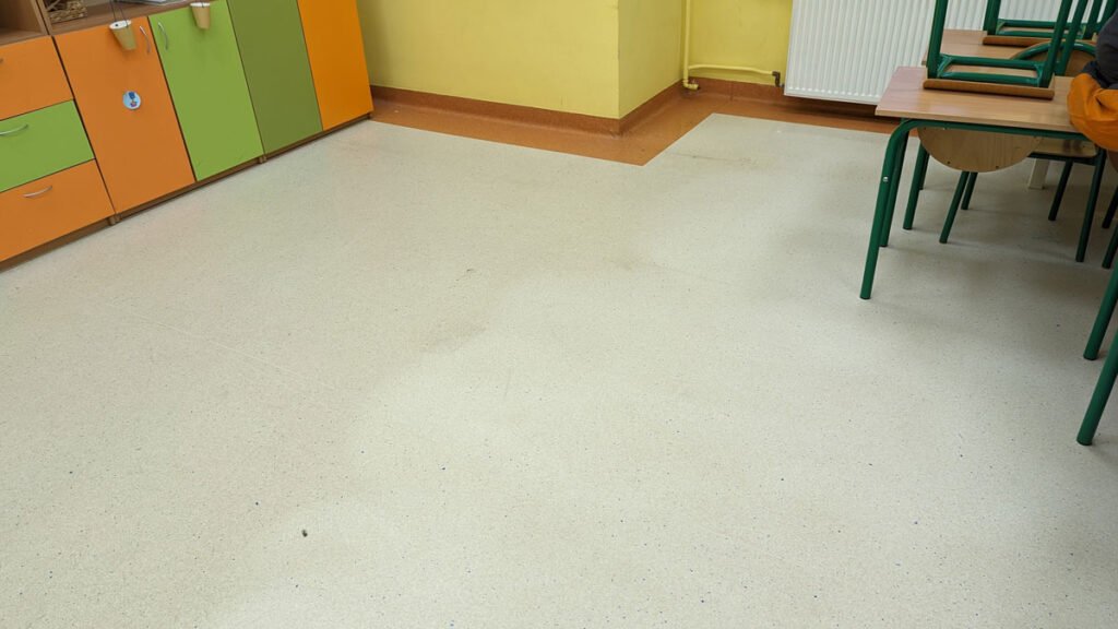 Doczyszczanie jasnozielonej posadzki w obiektach użyteczności publicznej