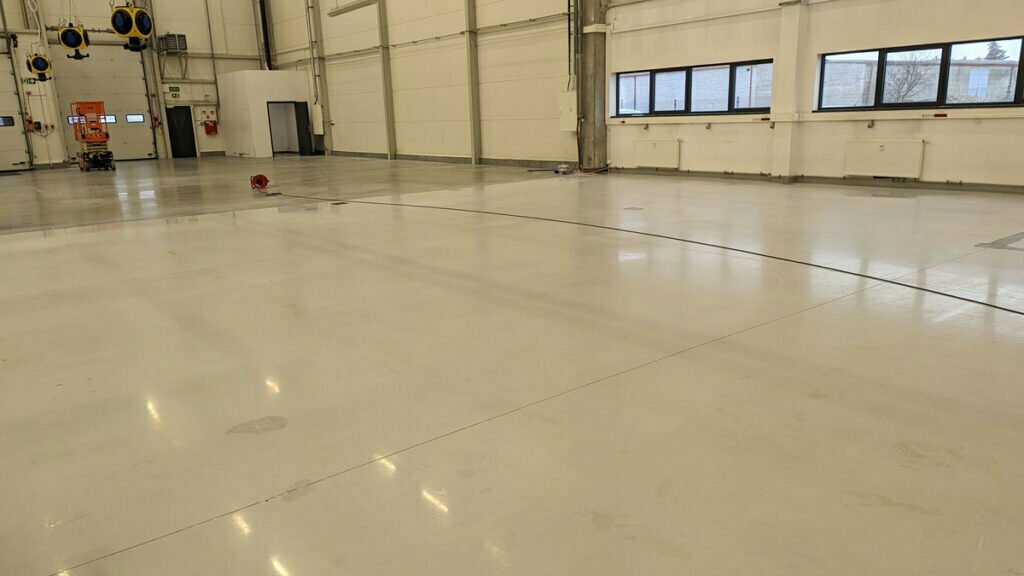 Czyszczenie posadzki w kolorze kremowym w obszernej hali