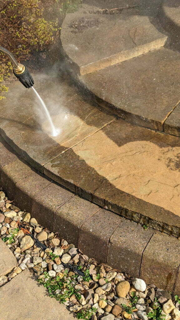 Fragmenty obudowy fonatnny z piaskowca w kolorze żółtym. Mycie wodą pod ciśnieniem odsłania spod brudnej warstwy czysty fragment w pięknym piaskowym kolorze