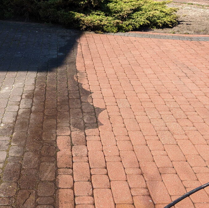 Czerwona kostka - z lewej silnie zabrudzona, a z prawej - wyczyszczona przez firmę Solid Work, wygląda jak nowa