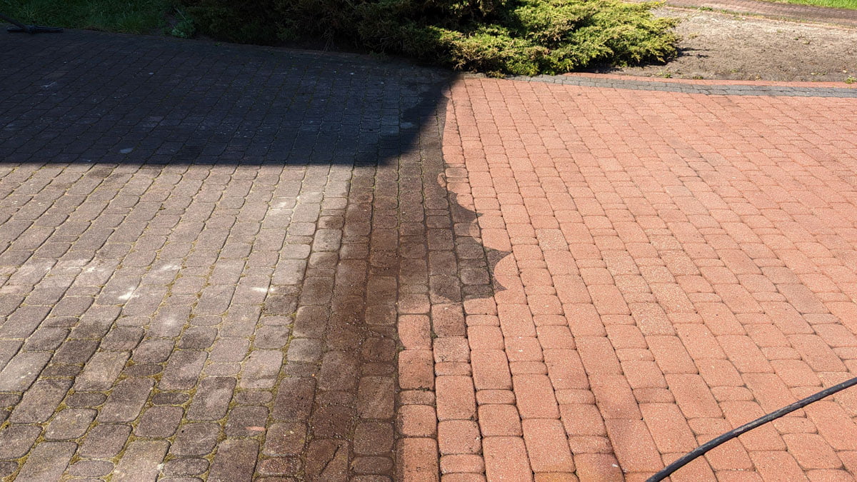 Czerwona kostka - z lewej silnie zabrudzona, a z prawej - wyczyszczona przez firmę Solid Work, wygląda jak nowa