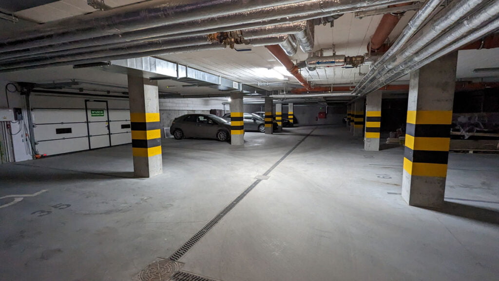 Mycie posadzki podziemnego garażu