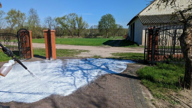 Czerwona kostka brukowa silnie zabrudzona w trakcie czyszczenia karcherem ze specjalną pianą
