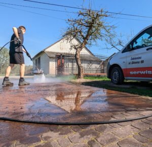 Czerwona kostka brukowa silnie zabrudzona w trakcie czyszczenia karcherem ze specjalną pianą