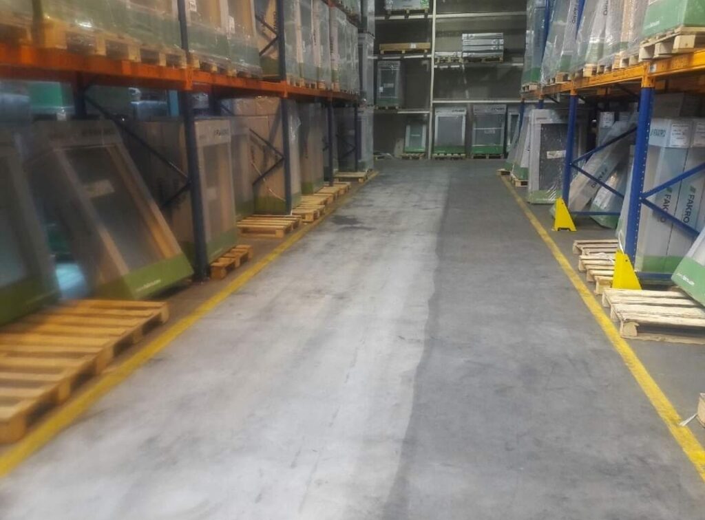 Mycie posadzki magazynu producenta okien
