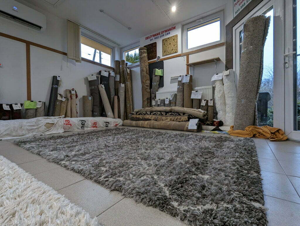 Uprane i wyczyszczone dywany i wykładziny zgromadzone w magazynie Solid Work w oczekiwaniu na odbiór przez właścicieli