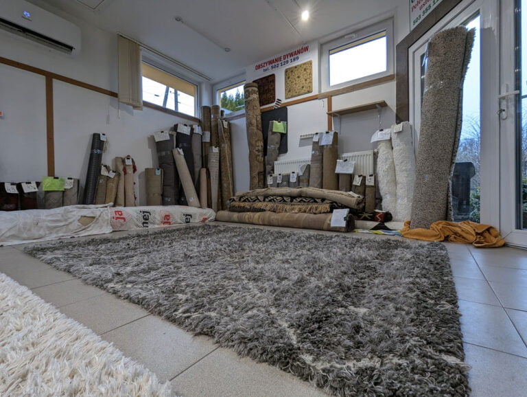 Uprane i wyczyszczone dywany i wykładziny zgromadzone w magazynie Solid Work w oczekiwaniu na odbiór przez właścicieli