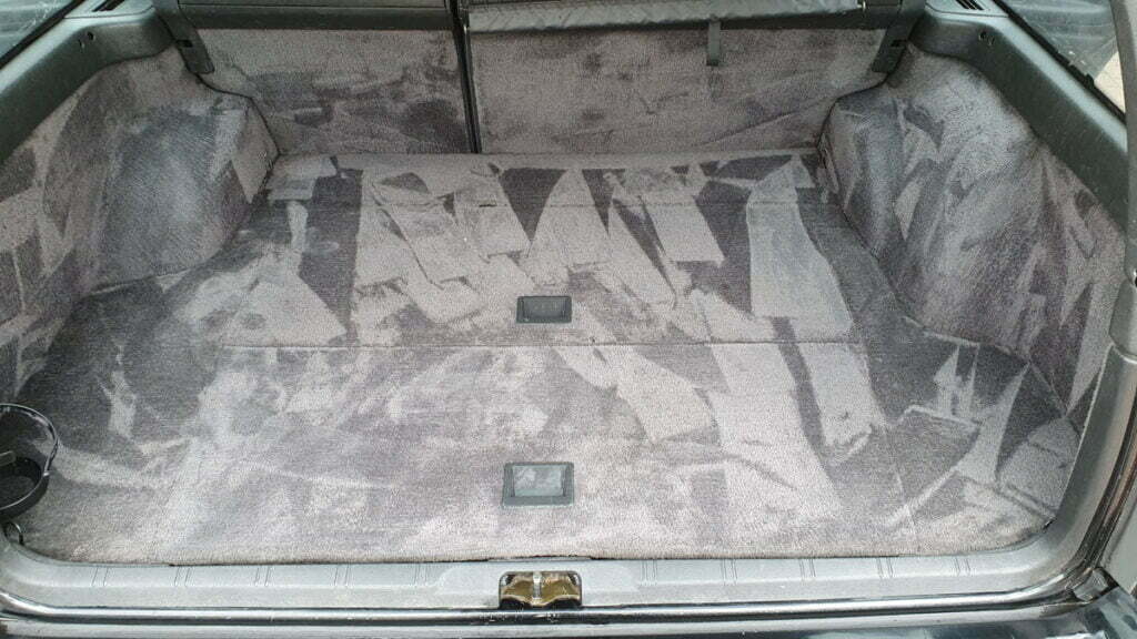 Pięknie wyczyszczony bagażnik samochodu - kolor jasnoszary