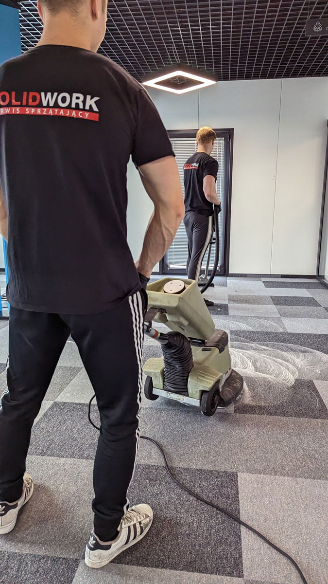 Czyszczenie na mokro wykładziny w biurze