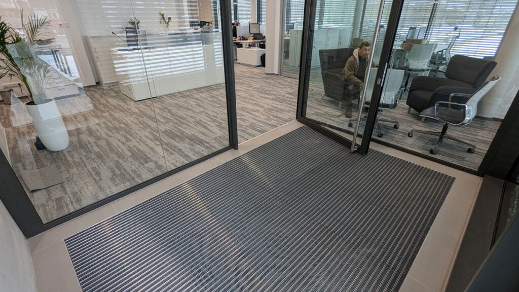 Nowo zamontowane przez Solid Work wycieraczki aluminiowe przy wejściu do strefy biurowej