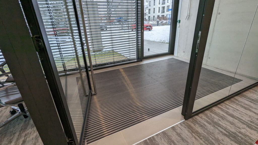 Nowo zamontowane przez Solid Work wycieraczki aluminiowe przy wejściu do holu biurowca